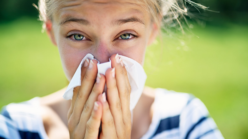 ragazza che si soffia il naso